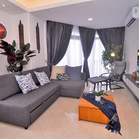 New Riverbank Suites - Waterfront Kuching City Buitenkant foto