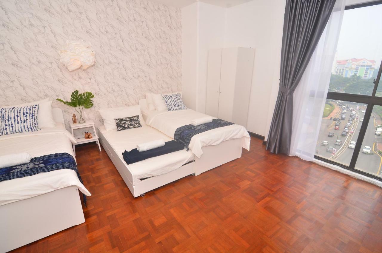 New Riverbank Suites - Waterfront Kuching City Buitenkant foto