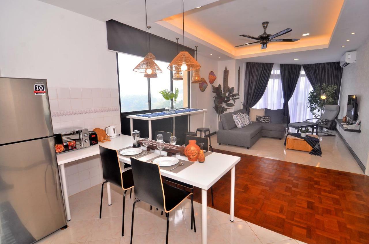 New Riverbank Suites - Waterfront Kuching City Buitenkant foto